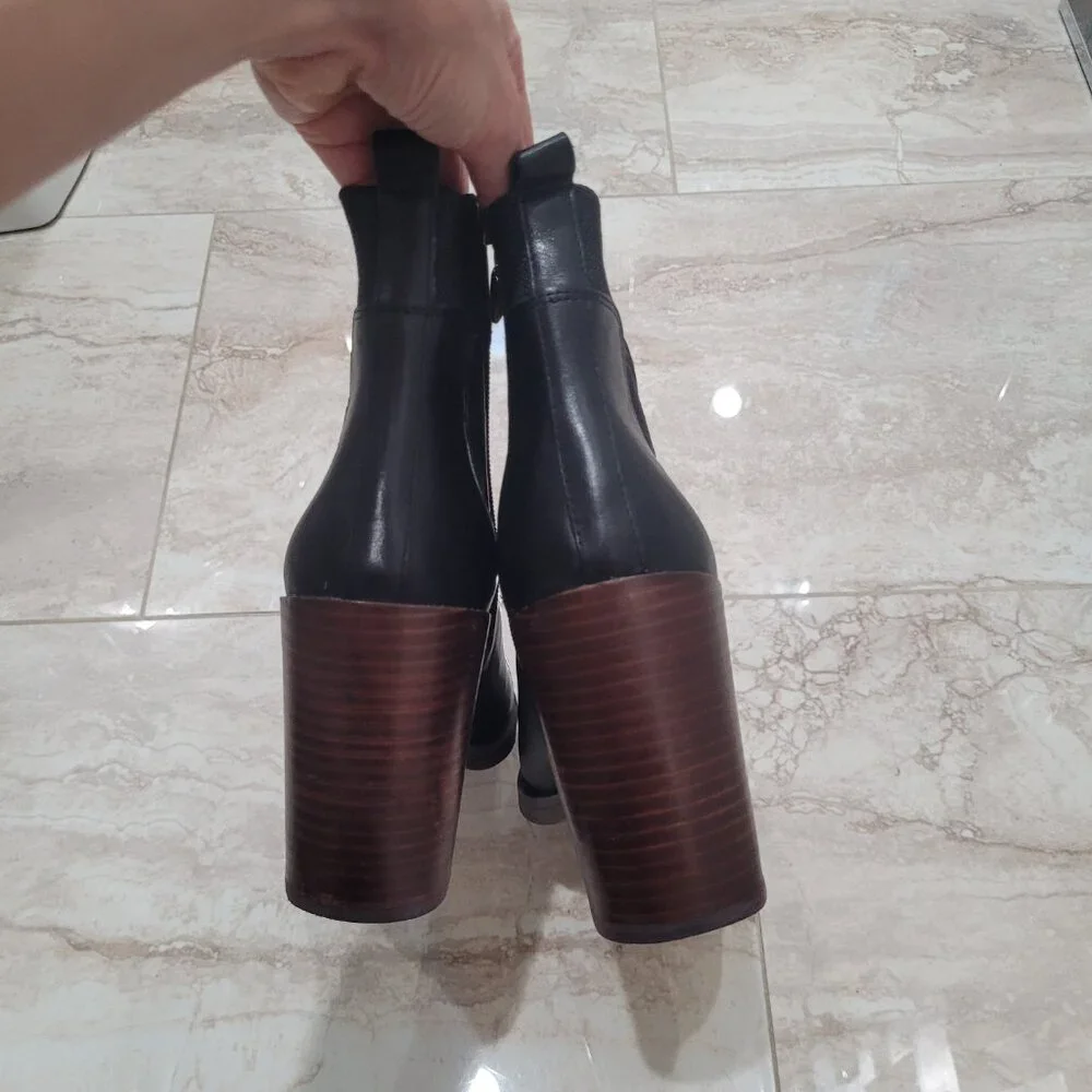 Tommy Hilfiger Britton Women’s Ankle Boots. Leather. Black. Gold tone. Size 7.5. - Picture 7 of 14